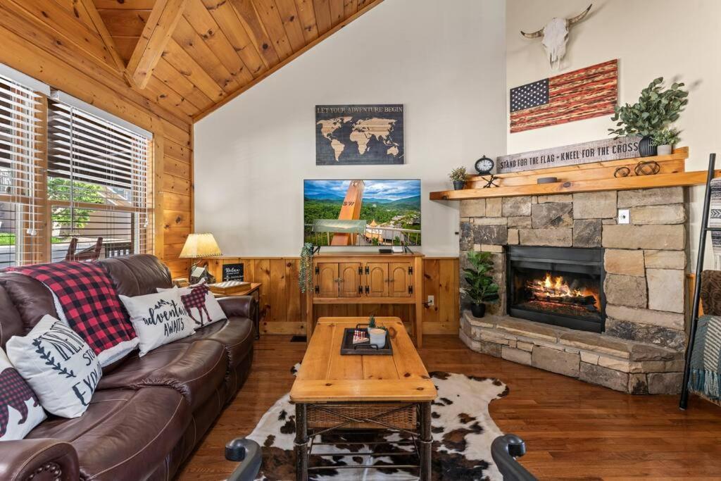 Cozy Cabin In The Smokies!!! Fully Furnished And Complete With Community Indoor And Outdoor Pools And Spas, Game And Fitness Rooms As Well As A Private Hot Tub Піджен-Фордж Екстер'єр фото
