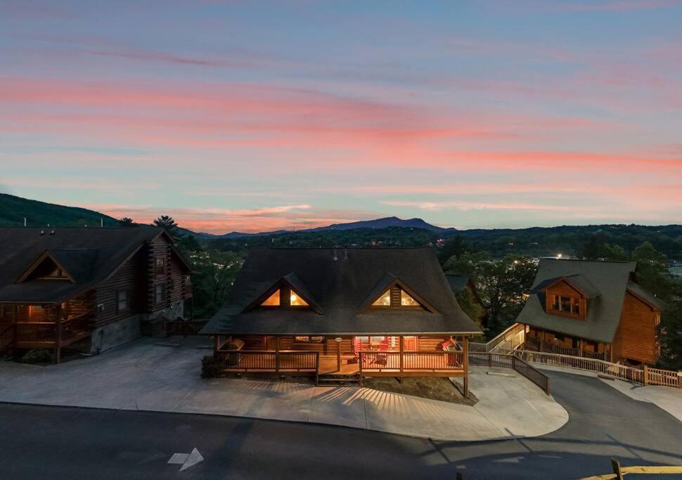 Cozy Cabin In The Smokies!!! Fully Furnished And Complete With Community Indoor And Outdoor Pools And Spas, Game And Fitness Rooms As Well As A Private Hot Tub Піджен-Фордж Екстер'єр фото