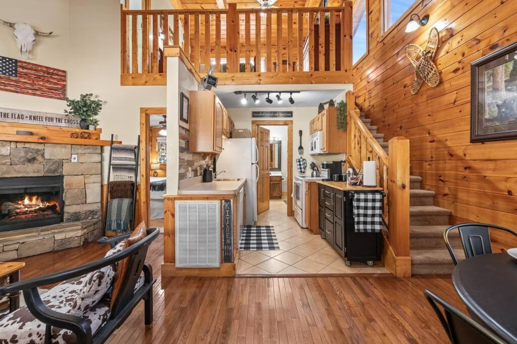Cozy Cabin In The Smokies!!! Fully Furnished And Complete With Community Indoor And Outdoor Pools And Spas, Game And Fitness Rooms As Well As A Private Hot Tub Піджен-Фордж Екстер'єр фото