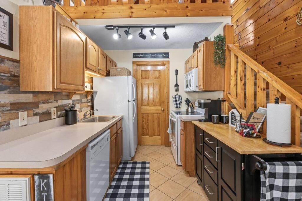 Cozy Cabin In The Smokies!!! Fully Furnished And Complete With Community Indoor And Outdoor Pools And Spas, Game And Fitness Rooms As Well As A Private Hot Tub Піджен-Фордж Екстер'єр фото