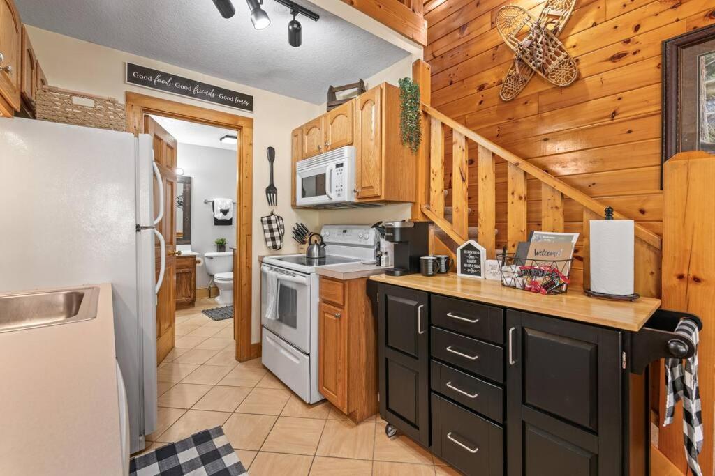 Cozy Cabin In The Smokies!!! Fully Furnished And Complete With Community Indoor And Outdoor Pools And Spas, Game And Fitness Rooms As Well As A Private Hot Tub Піджен-Фордж Екстер'єр фото